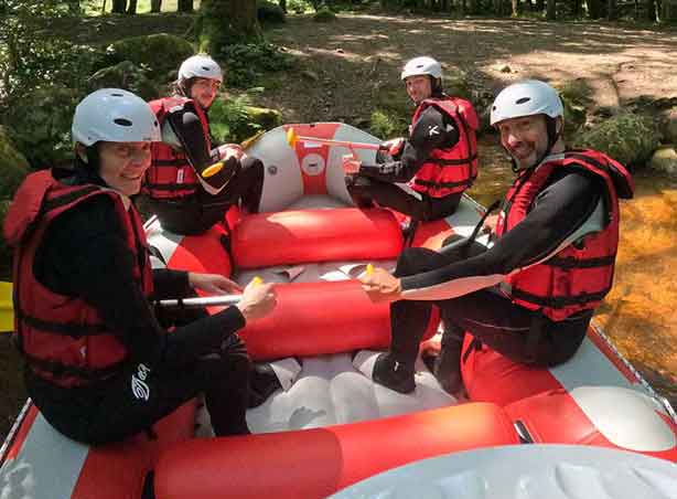 une famille au départ d'une descente de rafting