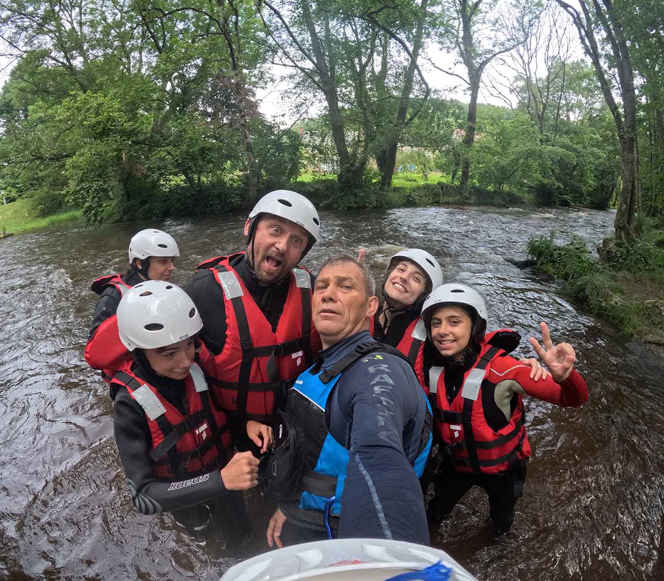 Groupe soudé et souriant lors d’une descente de rafting sur le Chalaux