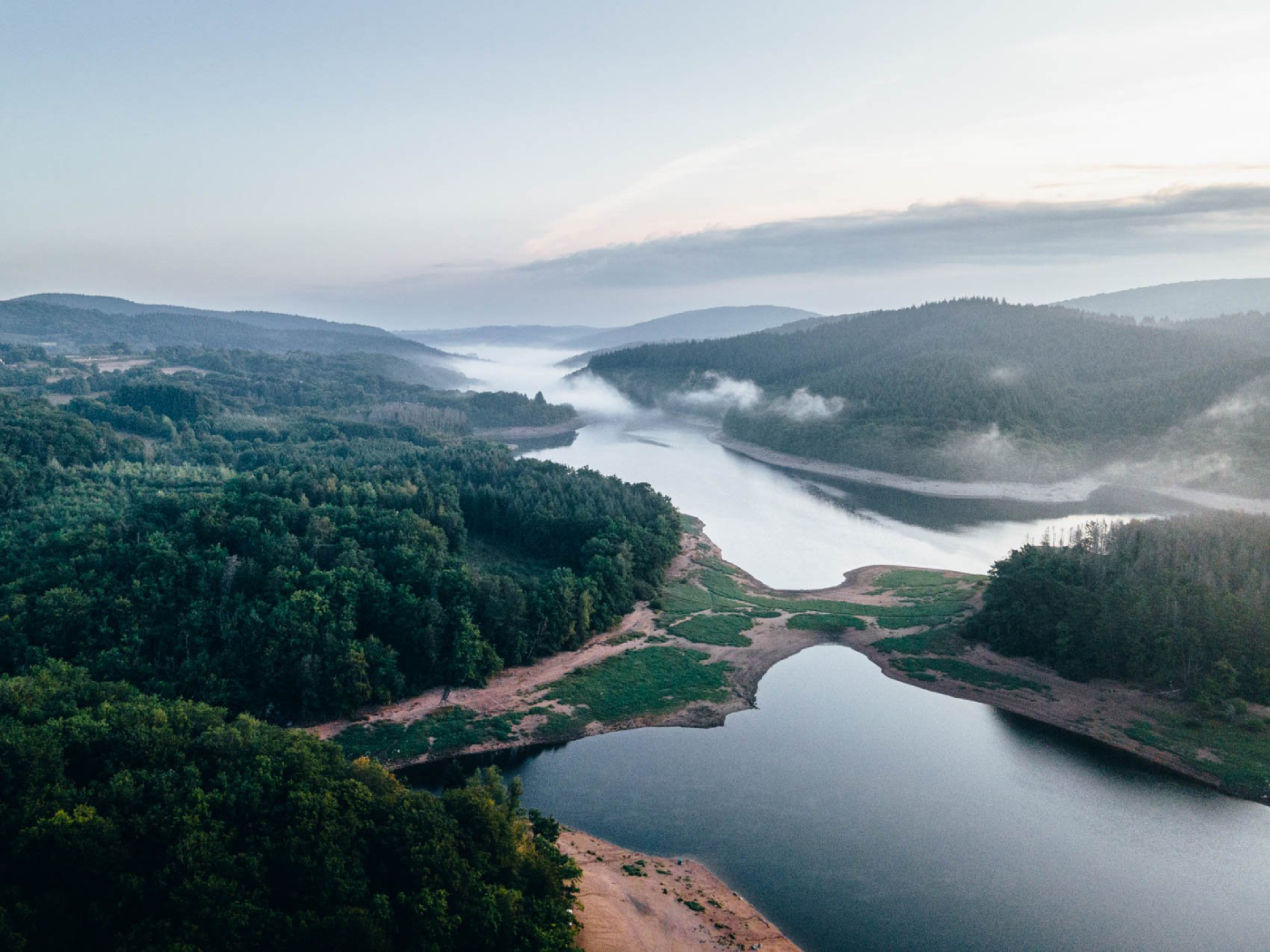 Lac et forêts du Morvan dans la brume du matin