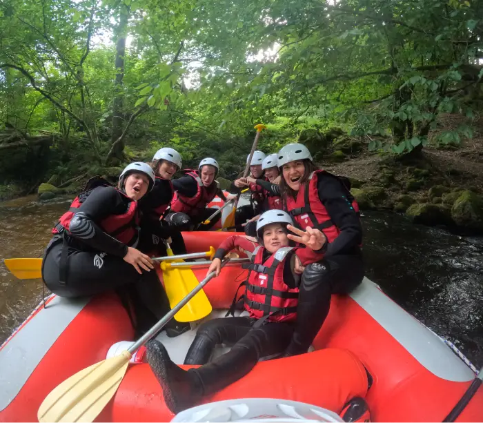 descente de rafting sur le chalaux une famille qui prends plaisir et rigole