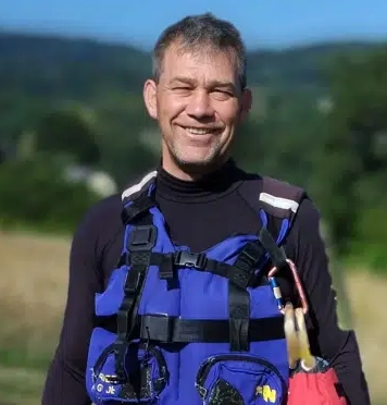 Guide de rafting passionné dans le Morvan au bord de la rivière Chalaux
