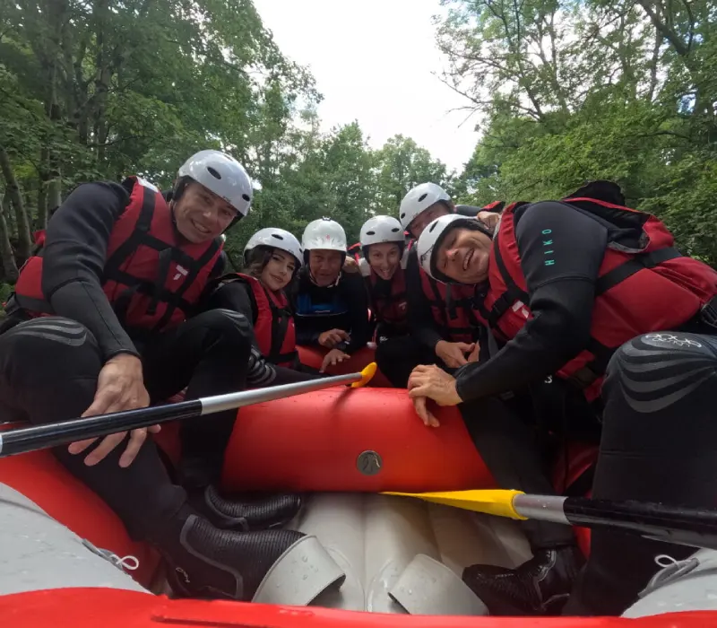 Famille heureuse en rafting dans le Morvan partageant un bon moment sur la rivière Chalaux