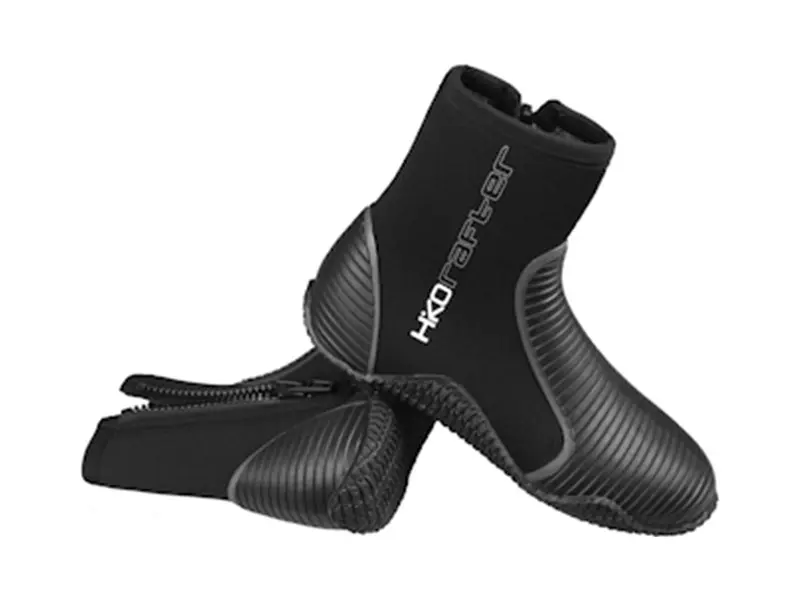 Chaussons en néoprène noirs, fournis pour le rafting.