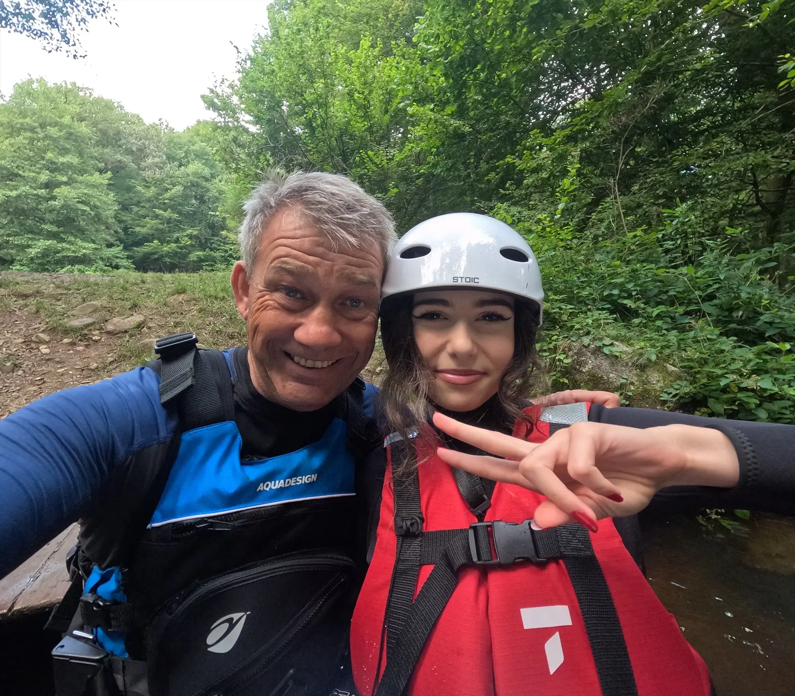 Geoffray, guide de rafting, en selfie avec une participante souriante en casque blanc au bord du Chalaux, dans le Morvan.